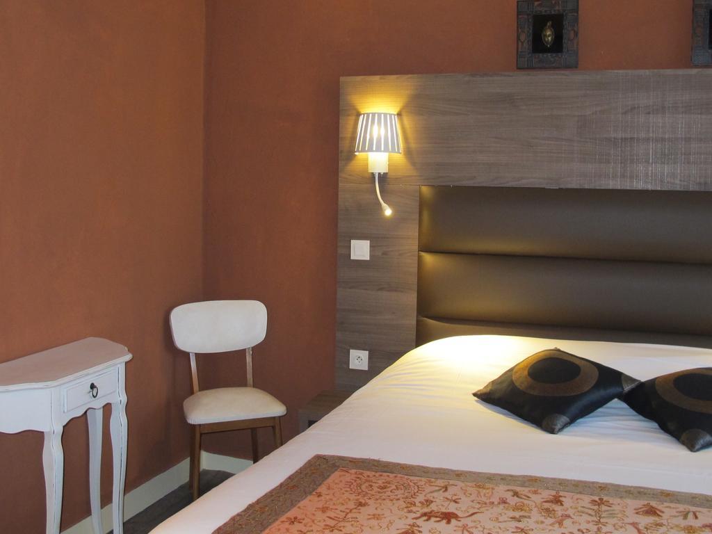 Hotel Logis Deshors-Foujanet Chamboulive Exterior foto